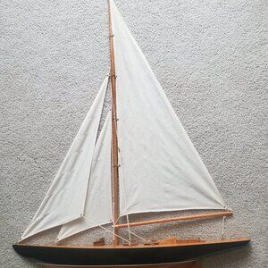 24" Half-Hull Model - America's Cup Yacht "Columbia"